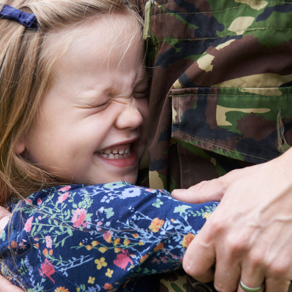 Папа берет дочку. Солдат с ребенком. Солдат обнимает ребенка. Военный отец с ребенком. Папа военный с дочкой.
